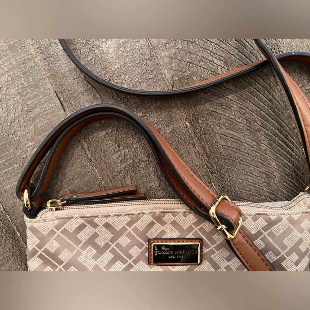 Tommy Hilfiger Crossbody EUC - Picture 2 of 11